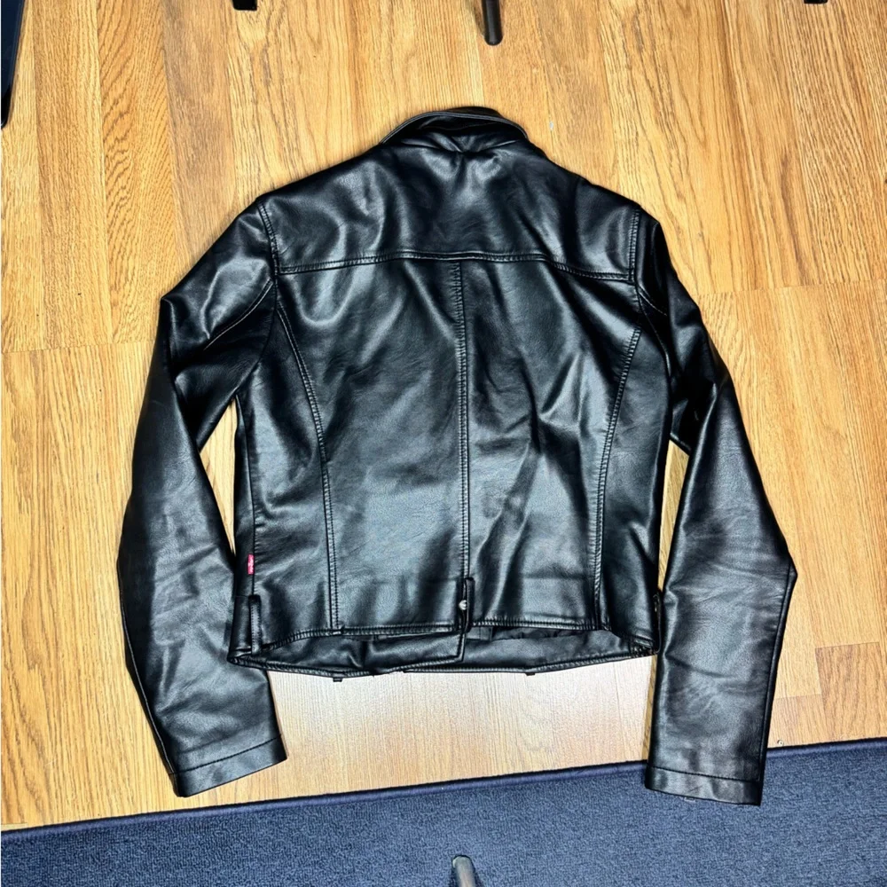 Levi's Women Moto Faux Black Leather Motorcycle Jacket with Glossy Finish - Picture 3 of 8
